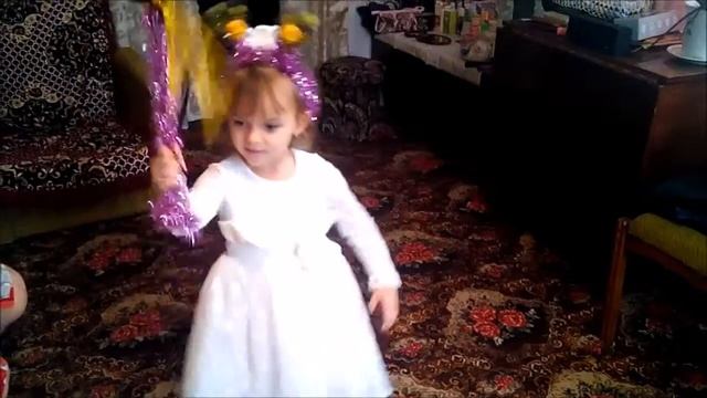 Аленка танцует под Холли Долли смотреть онлайн