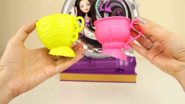 Ever After High CJC40 Рейвен Квин Страна чудес  Книга легенд