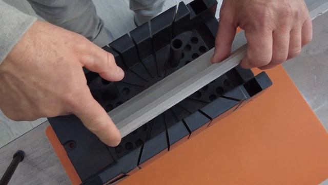 Как нарезать потолочный плинтус под 45%. Для "новичков". Наглядно и подробно. Запомни 4 правила. смотреть онлайн