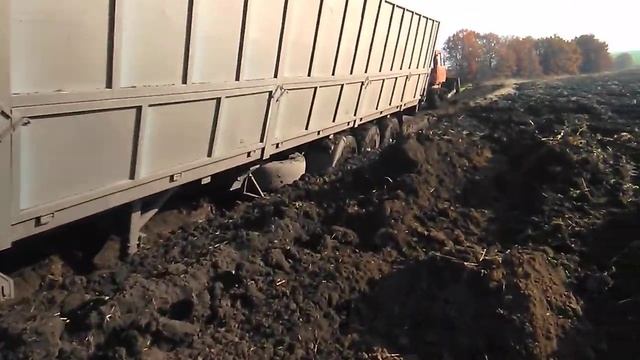Грузовик МАЗ застрял в грязи смотреть онлайн