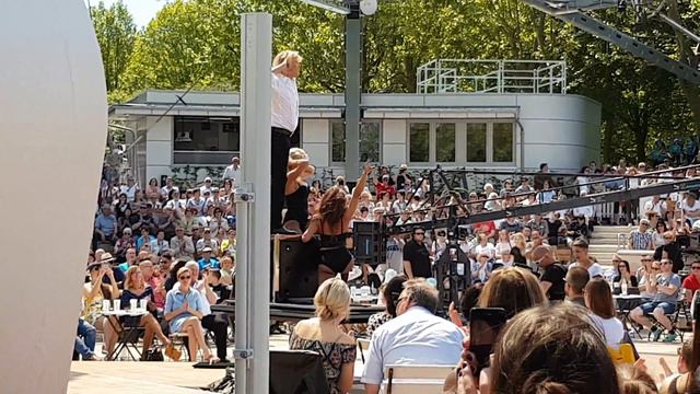 Hans Klok mit Pamela Andersen als Assistentin - ZDF Fernsehgarten 06.05.2018 смотреть онлайн