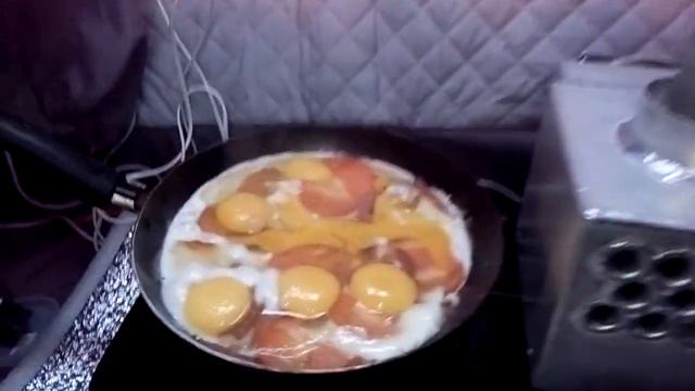 Яичница с колбаской на зимней рыбалке. смотреть онлайн