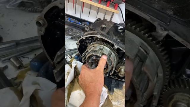 How to loosen the bolt on a clutch basket suzuki gs450 gs500 #gs450 #trick #tip смотреть онлайн