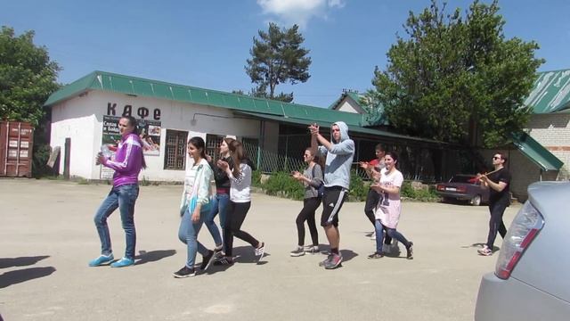 Речевка "пионеров" в лагере Горном смотреть онлайн