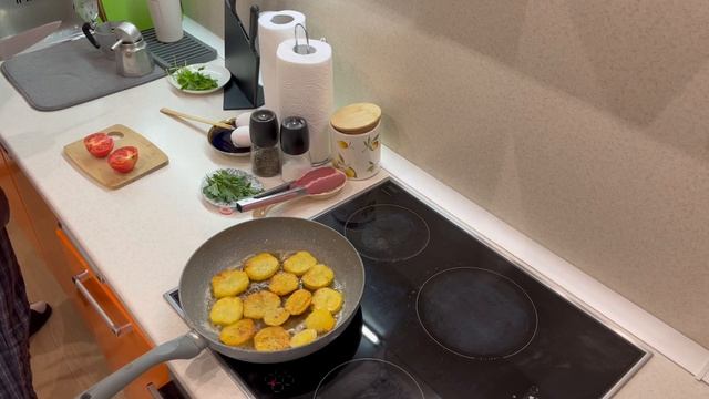 Вкусный завтрак, яичница с отварным картофелем (Scrambled eggs with boiled potatoes) смотреть онлайн