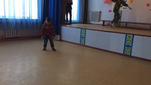 Мой сын танцует под узбекский танец отрывок из танца а дальше было круче ! смотреть онлайн