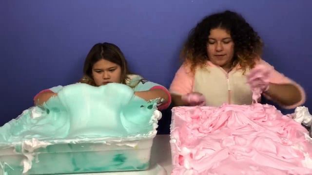 1 GALLON OF SUPER FLUFFY SLIME VS 1 GALLON OF SUPER FLUFFY SLIME - MAKING GIANT FLUFFY SLIMES смотреть онлайн