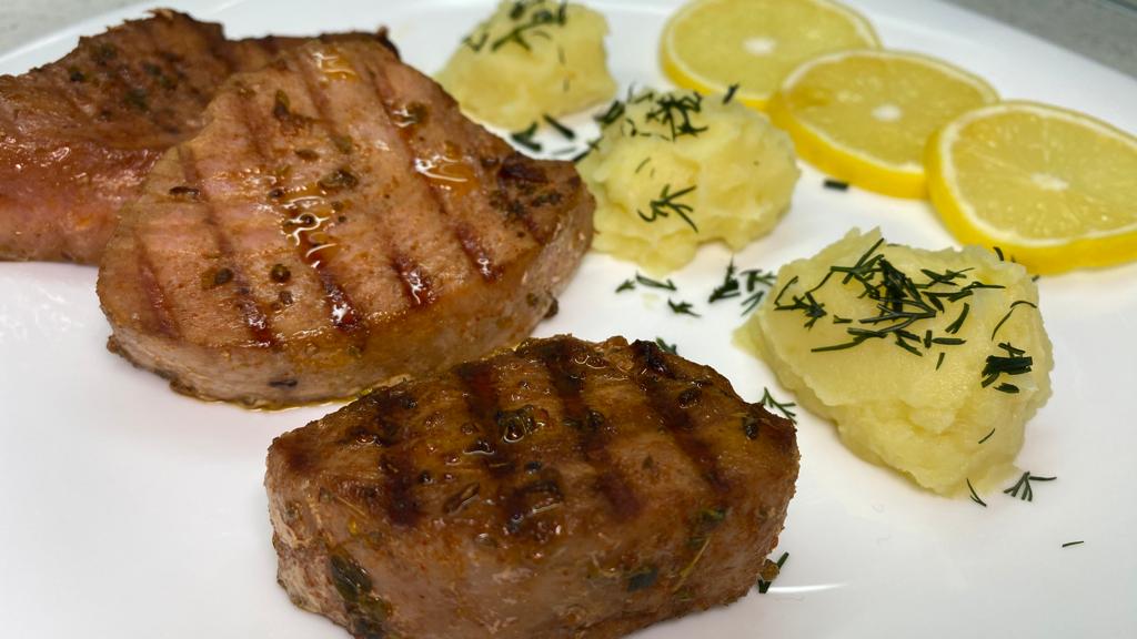 Как пожарить сочный и нежный стейк из тунца. смотреть онлайн