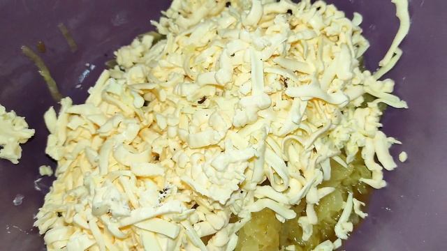 Луковый Пирог - ЭТО НЕРЕАЛЬНО ВКУСНО! Пирог с плавленными сырками. Закусочный пирог смотреть онлайн