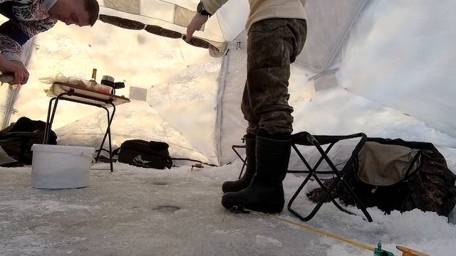 ПОДЛЁДКА В ПАЛАТКЕ БЕРЕГ "ПЕНТАГОН" СИЛЬНЫЙ ВЕТЕР/ БОЛЬШИЕ ноСОРОГИ смотреть онлайн