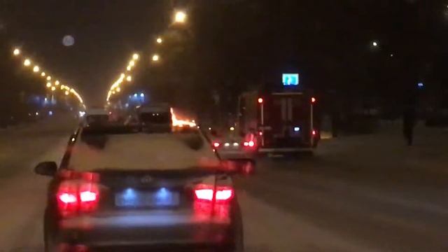 Пожар на дороге. В правом ряду горит Daewoo Nexia. смотреть онлайн