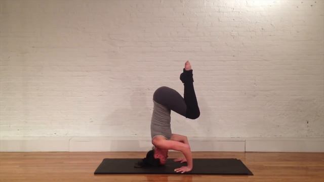 Стойка на голове - обучающее видео Часть 1 (Headstands Tutorial in Russian Part 1) смотреть онлайн