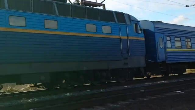 Перевыпуск. ЧС4-109 в голове пассажирского поезда Ужгород-Одесса, прибытие на станцию Раздельная-1 смотреть онлайн