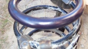 Для чего некоторые водители одевают на амортизаторы садовые шланги?