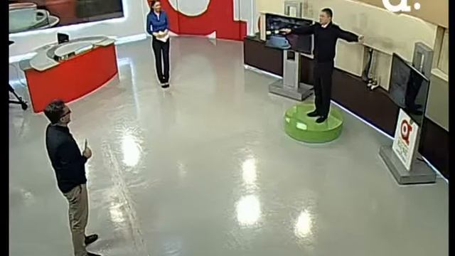 Регулировщик командует движением в студии смотреть онлайн