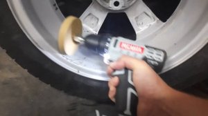 Отчищаем быстро скотч от грузиков с литых дисков.