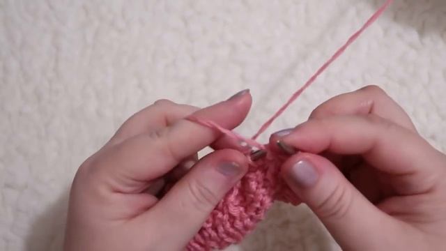 ШИКАРНАЯ ШАПКА СПИЦАМИ. ТЕПЛАЯ И ОЧЕНЬ УДОБНАЯ. МАСТЕР КЛАСС. смотреть онлайн