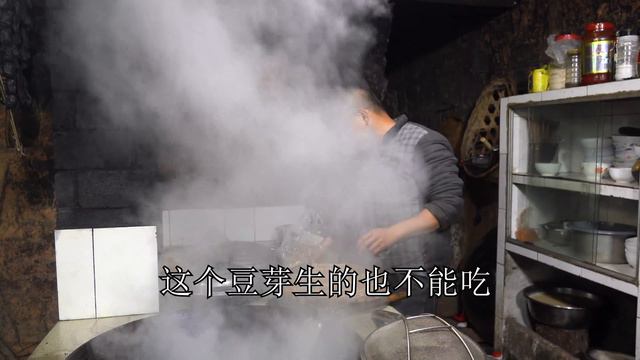 【农村四哥】农村四哥拉木板鱼塘堡坎支模，煮5斤面做凉面歇稍，一大盆吃过瘾