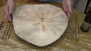 Разделочная доска из спила сосны.