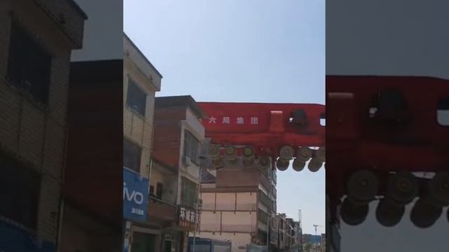 Ничего необычного, просто едешь по своему району, а прямо над головой строят мост ?