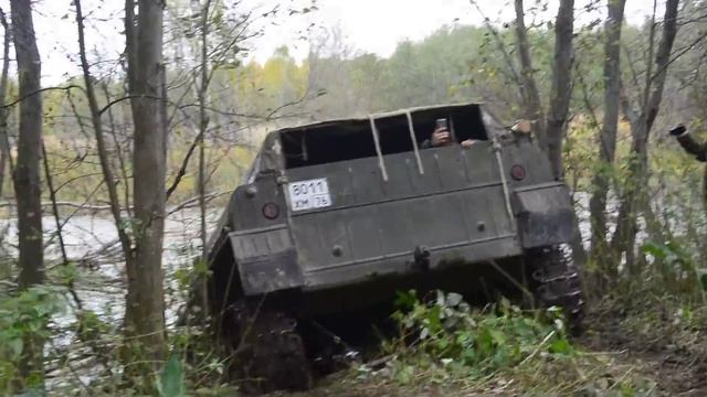 ГАЗ-71 не тонет в болоте смотреть онлайн