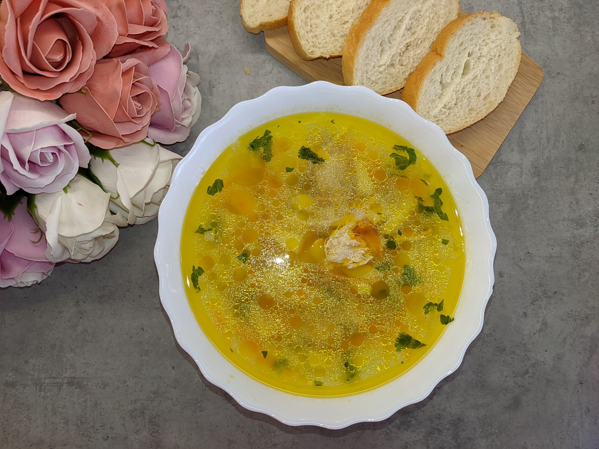 Очень вкусный и лёгкий куриный суп.