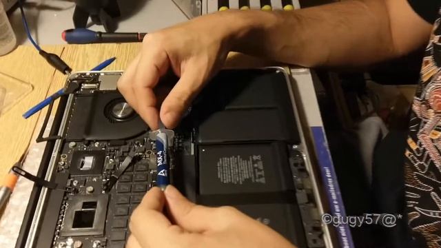 Apple MacBook Pro 15 inch (Retina Mid 2015) Thermal Paste Replacement смотреть онлайн