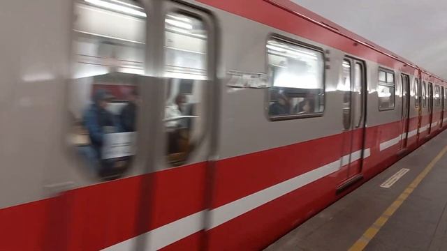 Метро города Ленинграда. Поезд "юбилейный" на станции "Площадь Ленина" смотреть онлайн