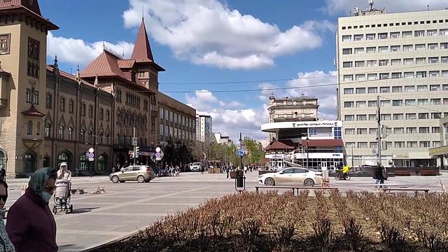 Памятник Чернышевскому. ул Волжская и начало Проспекта Кирова 5. 05. 2021 года. смотреть онлайн