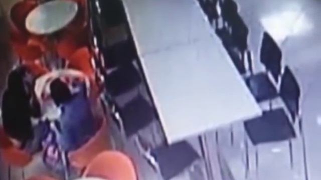 задержана подозреваемая в краже сумки из торгового центра смотреть онлайн