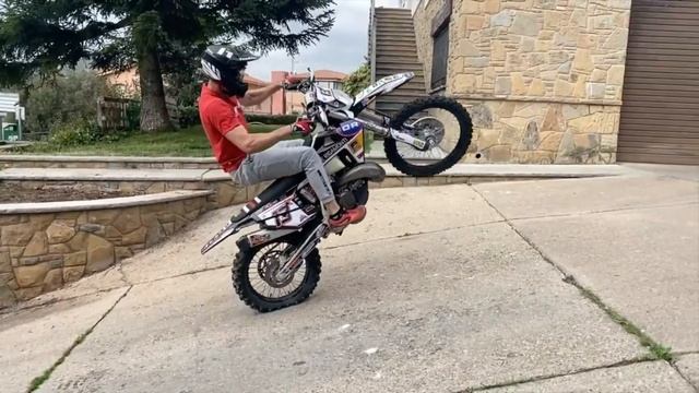 МОТО ГЕНИИ ТРЮКИ НА ЭНДУРО МОТОЦИКЛАХ СМОТРИ КАК НАДО СМОЖЕШЬ ПОВТОРИ