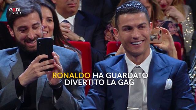 Sanremo 2020, lo scherzo di Amadeus a Georgina: la maglia è della Juve ma solo per metà смотреть онлайн