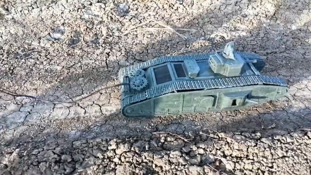 Tank Mark-1  образца первой мировой из пластилина скинул в глубокий овраг