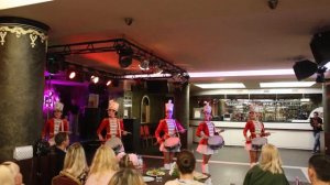 Мажоретки с барабанами. Торжественный марш барабанщиц.