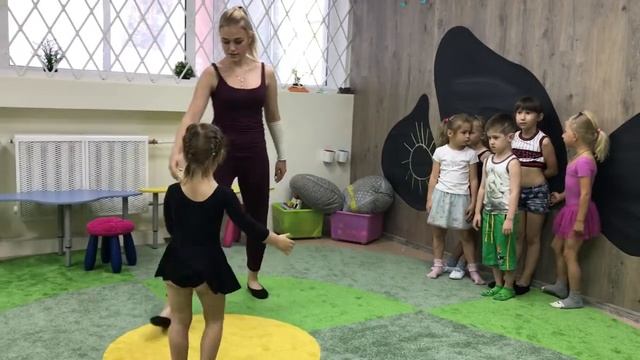 Занятия танцами в детском центре «Мама и Я» для детей от 3 лет смотреть онлайн