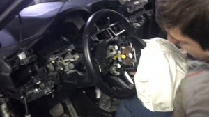 Демонтаж накладки сигнала и руля в MazdaCX-5