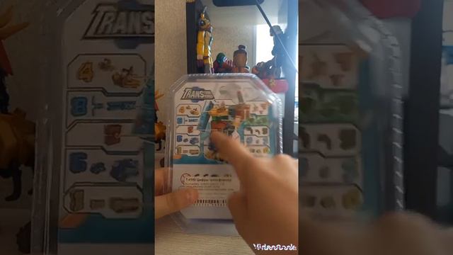 открываем 2 машинки одна машинка можно создать большого Трансформера а другая просто классная машин