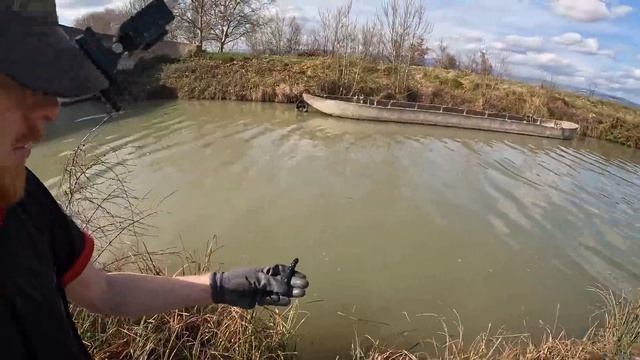 Ce qu'on trouve sous ce pont n'a aucun sens ! смотреть онлайн