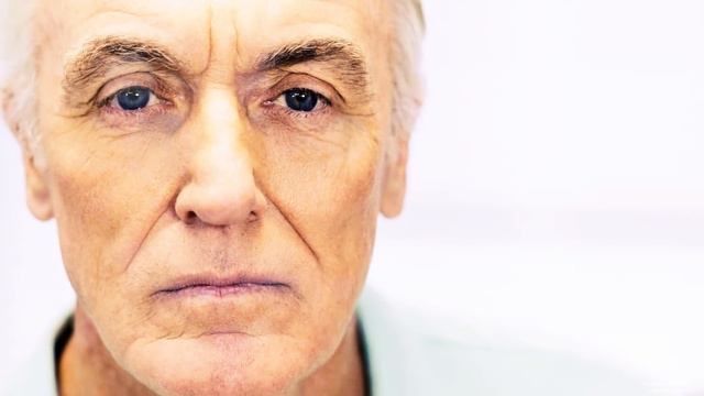 Шпана узнала, что соседский дедушка откладывает деньги. Ночью, зашли в дом и стали искать… смотреть онлайн