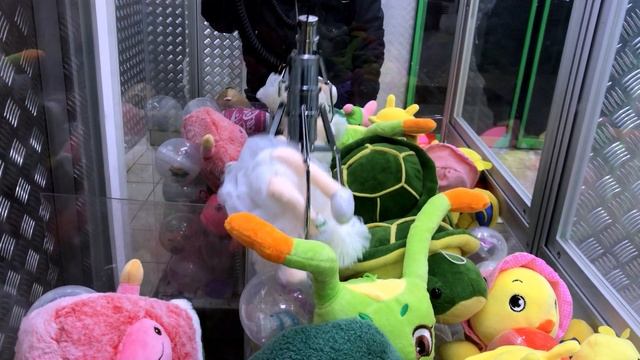 Достаю прикольные игрушки из аппарата ХВАТАЙКА!! смотреть онлайн