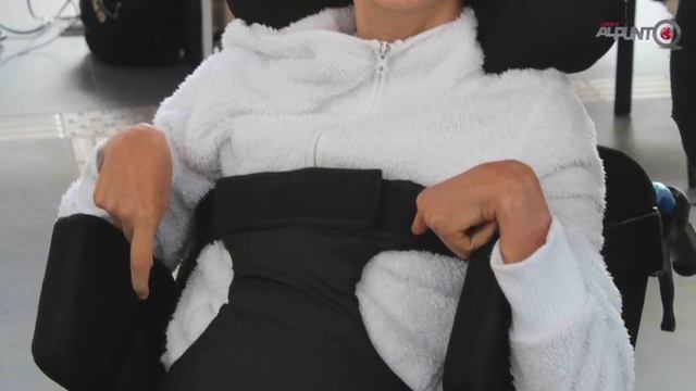 Regalan por fin silla de ruedas a Mariana смотреть онлайн