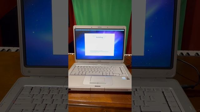 Mac OS X 10.6 Snow Leopard on a Compaq Presario V5000 w/ manual boot rom install смотреть онлайн