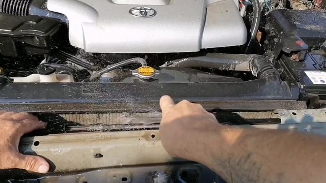 Как помыть радиатор на Toyota Land Cruiser 200 смотреть онлайн