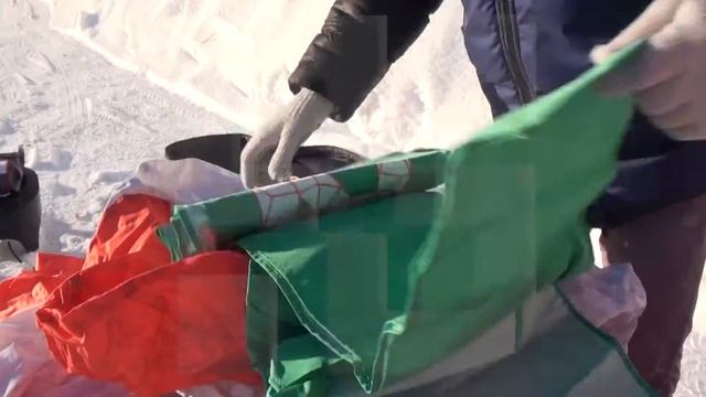 Рекламный Дед Мороз машущий рукой и надувные колоны на Новый Год смотреть онлайн