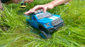 Дети и Машина. Играем машинками игрушками, строим из песка.