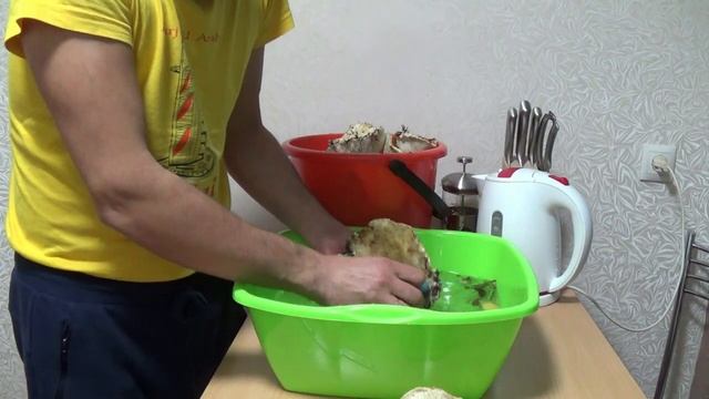 ЛАЙФХАК. Как быстро и без усилий почистить грузди. смотреть онлайн