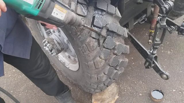 Нарезаю тракторный протектор на шинах Газ 66!!! смотреть онлайн