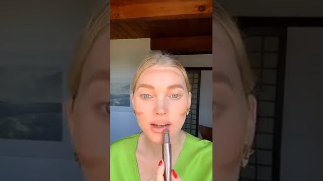 ELSA HOSK ON HER EVERYDAY MAKEUP ROUTINE смотреть онлайн
