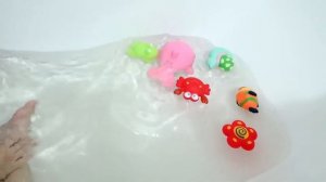 Играем в ванной с игрушками для детей ! Краски для ванны Веселое купание ! Штамп