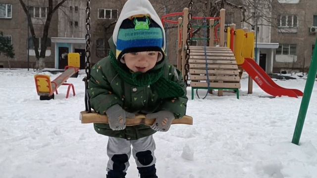Наш первый снег, прогулка на улице. смотреть онлайн